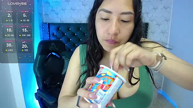 Snapshot of Sofi_hot_4m chatting on 10.22.25 Sofi hot 4m online show from 10.22.25