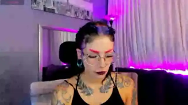 Snapshot of _mamush chatting on 11.20.25 mamush online show from 11.20.25