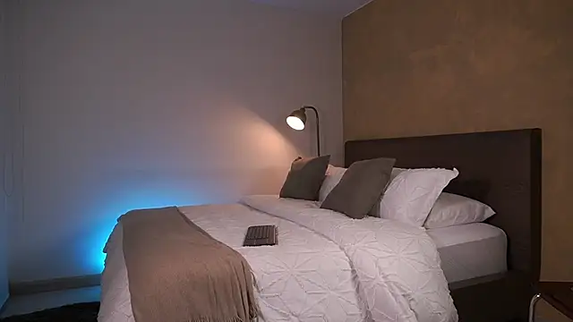 paulacora100 online show from 02.23.25