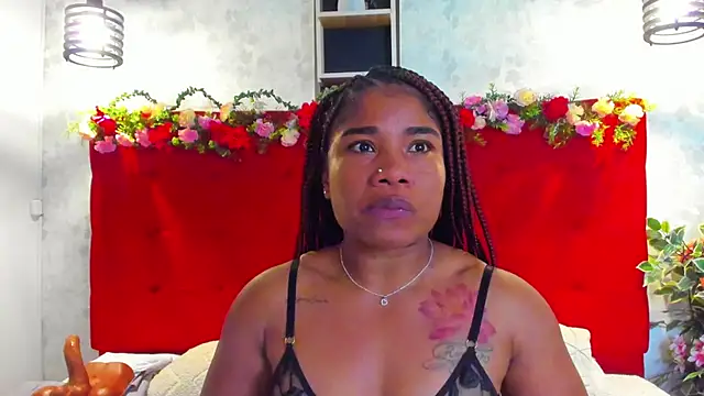 Snapshot of SilvannaFit chatting on 04.23.26 SilvannaFit online show from 04.23.26