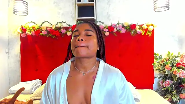 Snapshot of SilvannaFit chatting on 04.29.26 SilvannaFit online show from 04.29.26