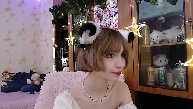 Snapshot of cloudgirrl chatting on 03.02.25 cloudgirrl online show from 03.02.25