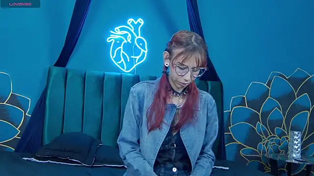 Snapshot of Lunamistyc chatting on 11.27.25 Lunamistyc online show from 11.27.25