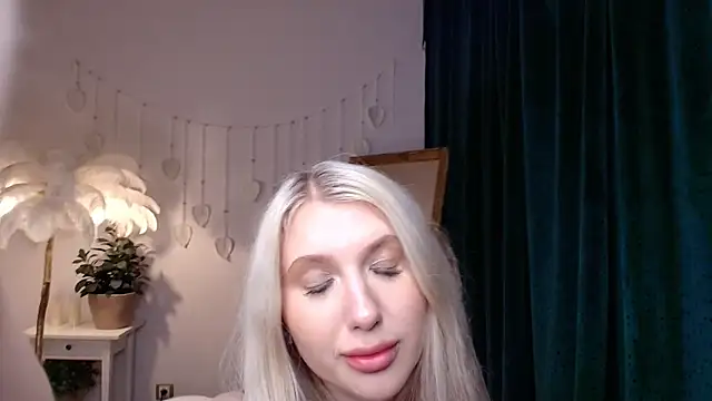 Snapshot of Evacadooo chatting on 05.29.26 Evacadooo online show from 05.29.26