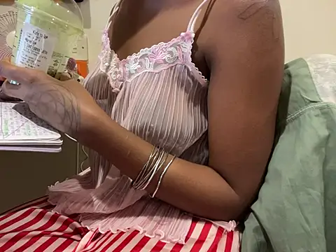 Snapshot of iveedie017 chatting on 11.06.25 iveedie017 online show from 11.06.25