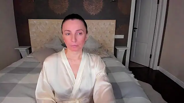 Snapshot of AllisonWilliams chatting on 12.13.24 AllisonWilliams online show from 12.13.24