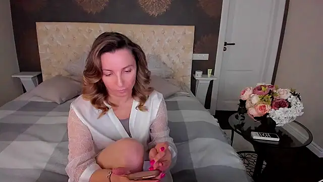 Snapshot of AllisonWilliams chatting on 11.26.25 AllisonWilliams online show from 11.26.25