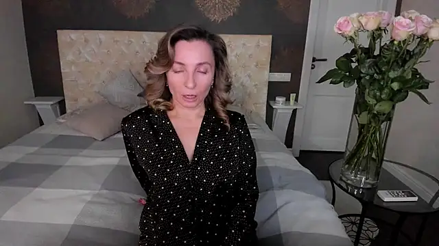 Snapshot of AllisonWilliams chatting on 11.28.25 AllisonWilliams online show from 11.28.25