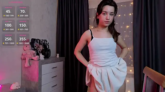 Snapshot of EmeliaReaper chatting on 11.27.25 EmeliaReaper online show from 11.27.25