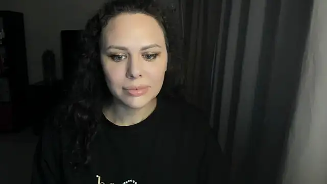 Snapshot of MollyCheiz chatting on 06.24.26 MollyCheiz online show from 06.24.26