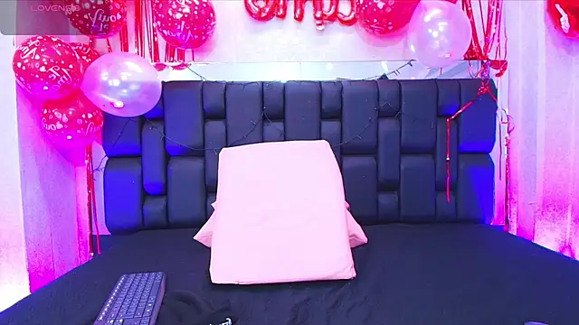 Snapshot of canela_oss chatting on 02.13.25 canela oss online show from 02.13.25