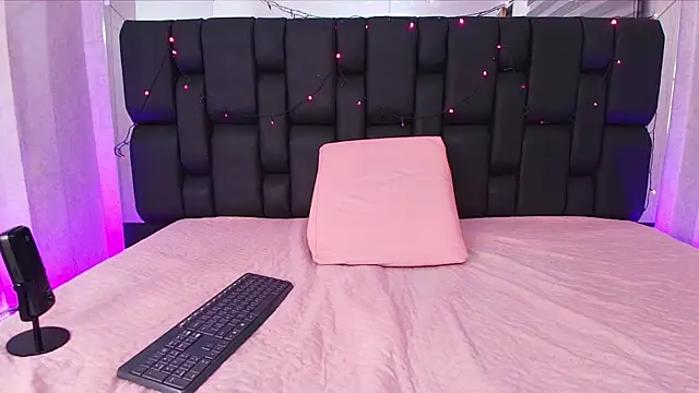 Snapshot of canela_oss chatting on 02.20.25 canela oss online show from 02.20.25