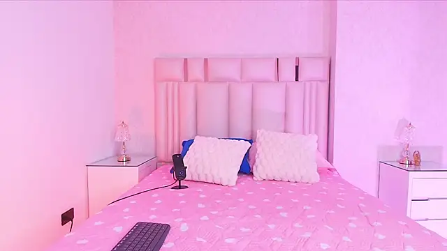 Snapshot of canela_oss chatting on 11.13.25 canela oss online show from 11.13.25