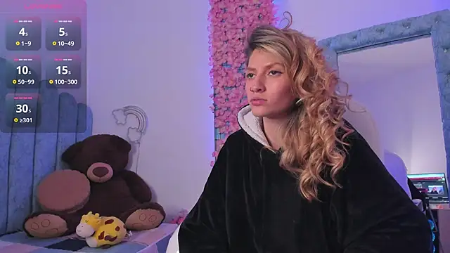 Snapshot of summer_sweet_ chatting on 12.17.24 summer sweet online show from 12.17.24