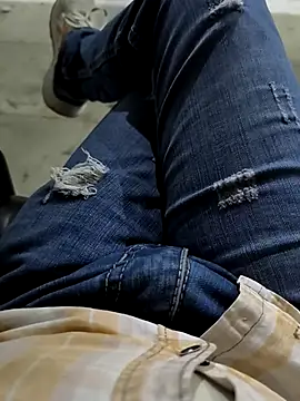 Snapshot of faaseel chatting on 10.13.25 faaseel online show from 10.13.25