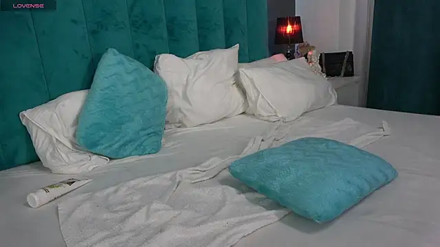 Snapshot of LauraMirage chatting on 02.27.25 LauraMirage online show from 02.27.25