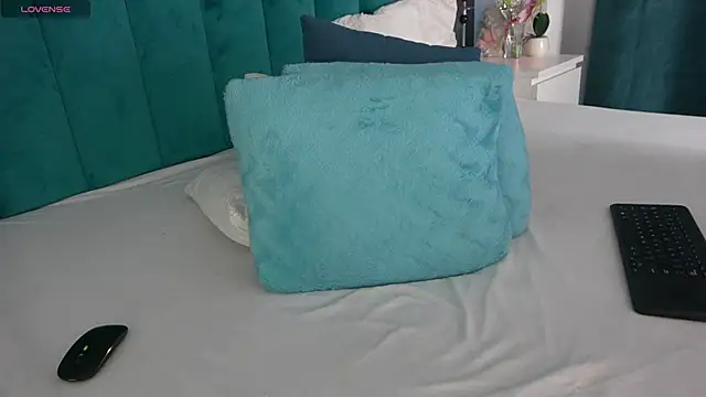 Snapshot of LauraMirage chatting on 03.05.25 LauraMirage online show from 03.05.25