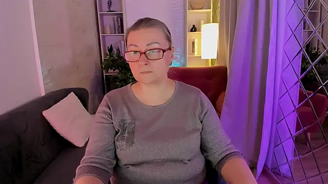 AlexandraKind online show from 12.04.25