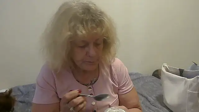 housewife shantie online show from 09.27.25