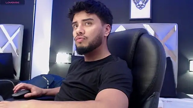 Snapshot of Tommidubois chatting on 12.31.24 Tommidubois online show from 12.31.24