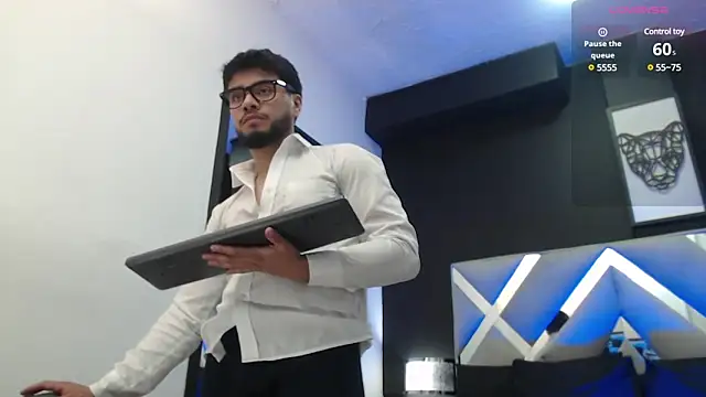 Snapshot of Tommidubois chatting on 01.03.25 Tommidubois online show from 01.03.25