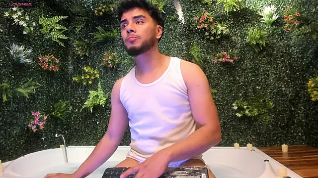 Snapshot of Tommidubois chatting on 01.12.25 Tommidubois online show from 01.12.25