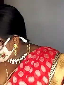 Snapshot of Sexy_Radhikaa chatting on 03.18.25 Sexy Radhikaa online show from 03.18.25