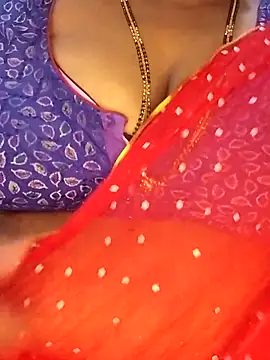 Snapshot of Sexy_Radhikaa chatting on 11.25.25 Sexy Radhikaa online show from 11.25.25