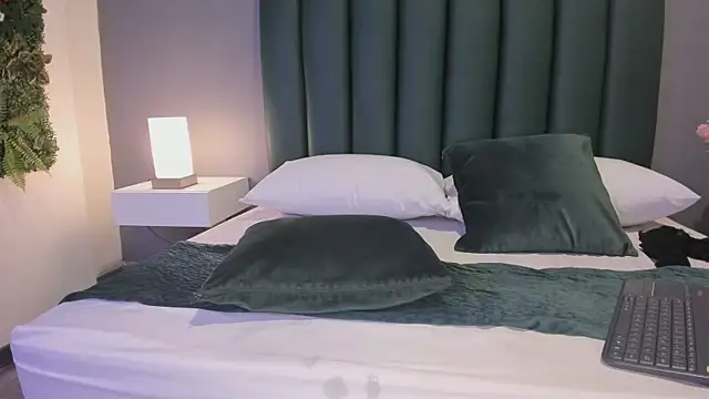 Julia Martinez  online show from 03.20.25