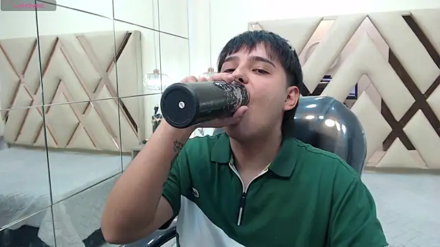 Snapshot of AndrewPherson chatting on 01.12.25 AndrewPherson online show from 01.12.25