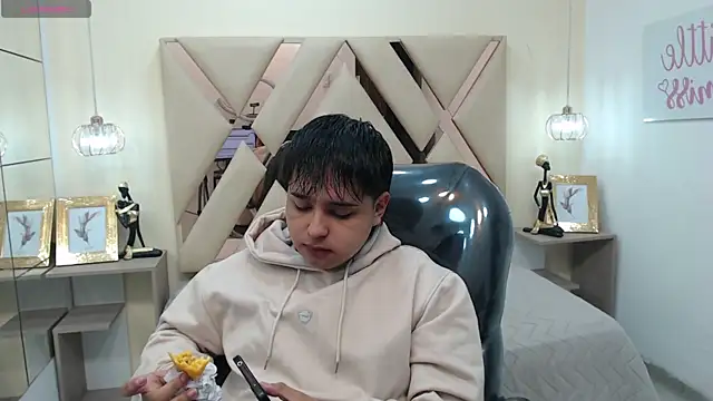 Snapshot of AndrewPherson chatting on 01.14.25 AndrewPherson online show from 01.14.25