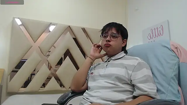 Snapshot of AndrewPherson chatting on 01.27.25 AndrewPherson online show from 01.27.25