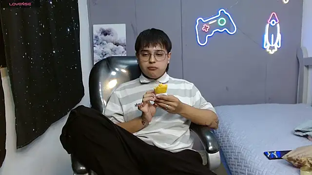 Snapshot of AndrewPherson chatting on 01.27.25 AndrewPherson online show from 01.27.25