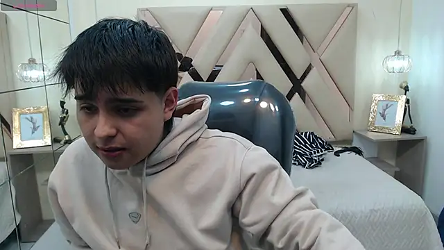 Snapshot of AndrewPherson chatting on 02.01.25 AndrewPherson online show from 02.01.25