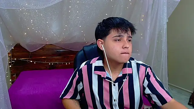 Snapshot of AndrewPherson chatting on 03.13.25 AndrewPherson online show from 03.13.25