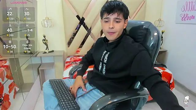 Snapshot of AndrewPherson chatting on 09.19.25 AndrewPherson online show from 09.19.25