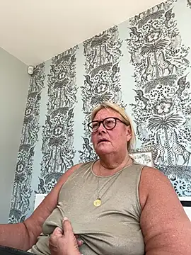 Snapshot of MoistCurveyChanel chatting on 07.17.26 MoistCurveyChanel online show from 07.17.26
