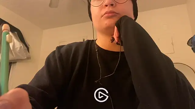 Snapshot of livcutebaby chatting on 12.21.24 livcutebaby online show from 12.21.24