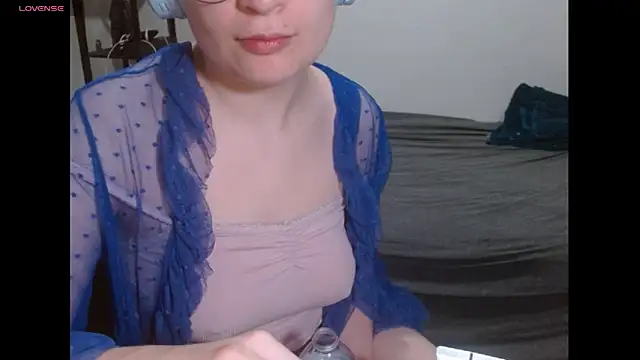 Snapshot of livcutebaby chatting on 01.06.25 livcutebaby online show from 01.06.25