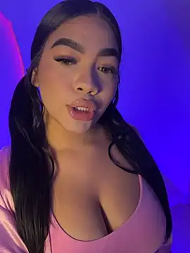 Snapshot of AllissonJames chatting on 04.16.26 AllissonJames online show from 04.16.26