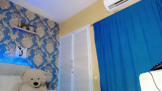 Snapshot of nicoledollts chatting on 11.17.25 nicoledollts online show from 11.17.25