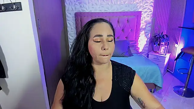 Snapshot of ashleylove_prg chatting on 10.28.25 ashleylove prg online show from 10.28.25