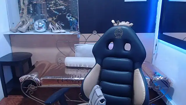 Lili Gomez  online show from 10.14.25