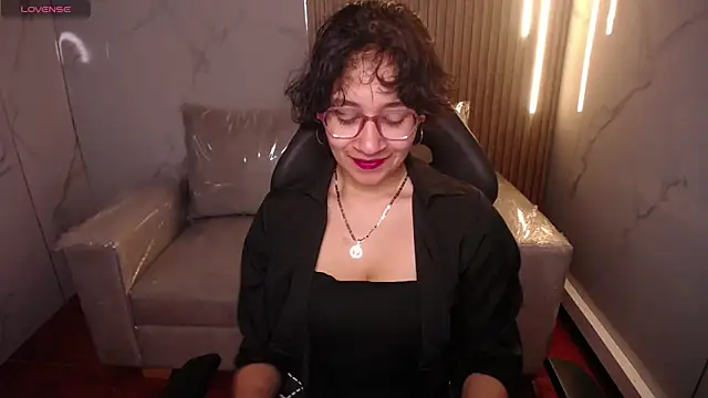 Lili Gomez  online show from 11.21.25