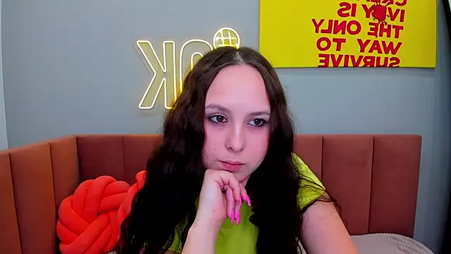 Snapshot of BeatriceReeves chatting on 06.06.26 BeatriceReeves online show from 06.06.26