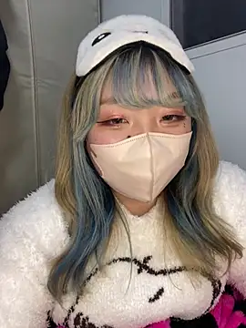 Snapshot of YUNA-yuna chatting on 12.27.24 YUNA-yuna online show from 12.27.24