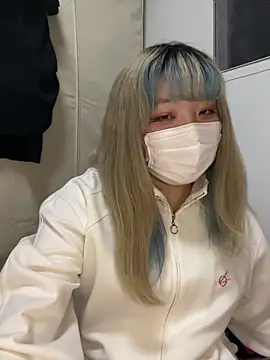 Snapshot of YUNA-yuna chatting on 12.28.24 YUNA-yuna online show from 12.28.24