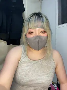 Snapshot of YUNA-yuna chatting on 12.29.24 YUNA-yuna online show from 12.29.24