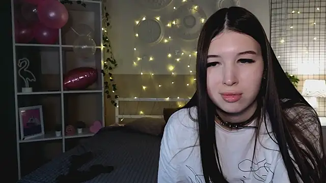 Snapshot of DellaRose chatting on 12.15.24 DellaRose online show from 12.15.24
