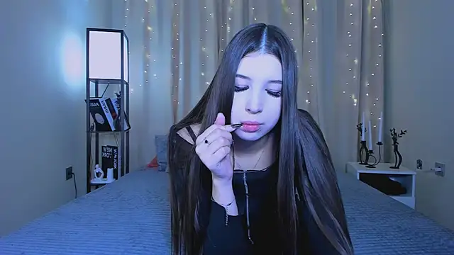Snapshot of DellaRose chatting on 12.17.24 DellaRose online show from 12.17.24